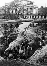 horse statue anichkov bridge siege Leningrad 1941