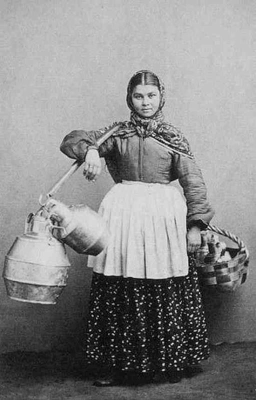 «Охтенка» — ингерманландская девушка, продающая молоко в Санкт-Петербурге. 1885 год